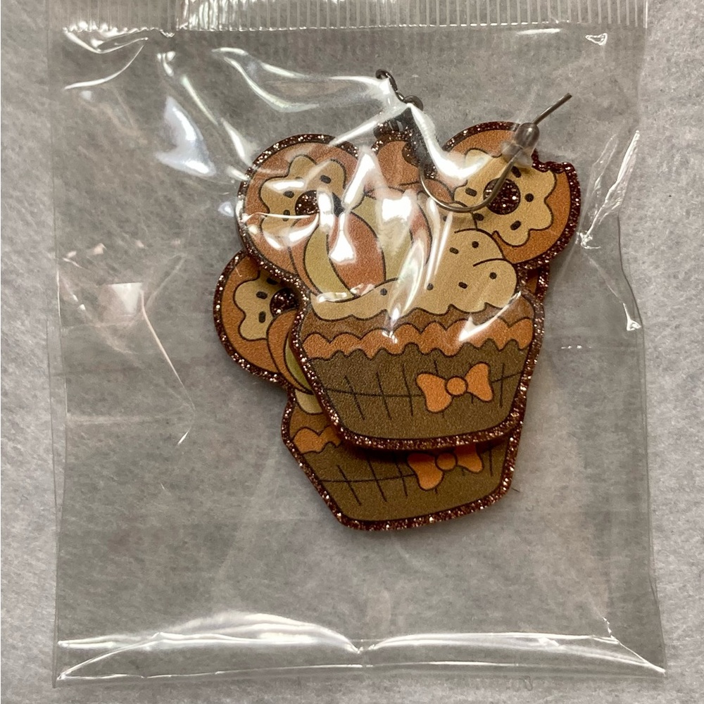 🎃ADD ON TO ANY BUNDLE FOR $5🎃 Disney Mickey Mouse Fall Pumpkin Cupcake Earrings - Picture 4 of 4